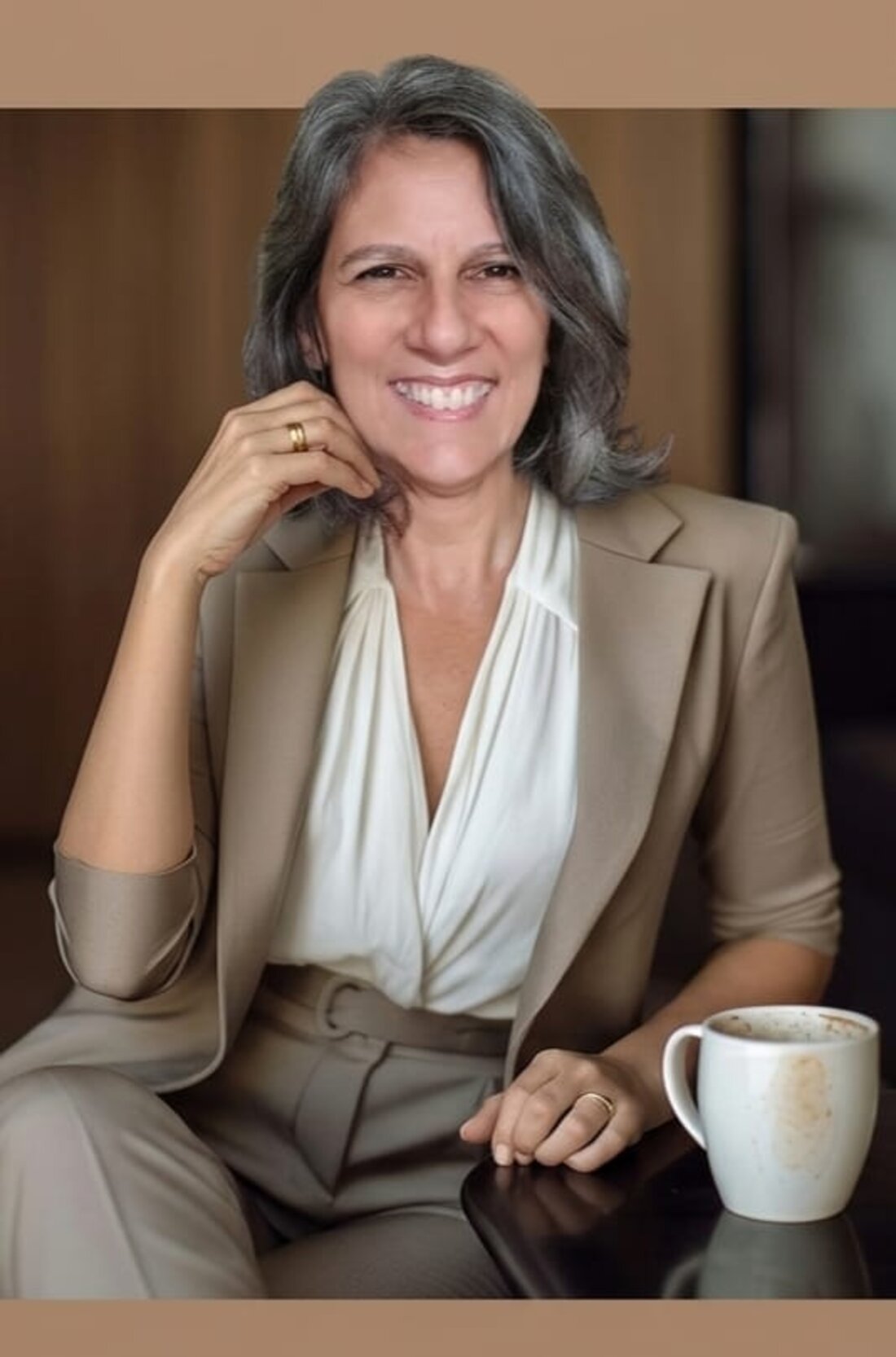 Anna Montteeiro em ambiente acolhedor